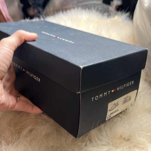 Tommy Hilfiger Women's Bennia Thong Flat Sandals in White Gently New in Box 8 - Picture 9 of 9